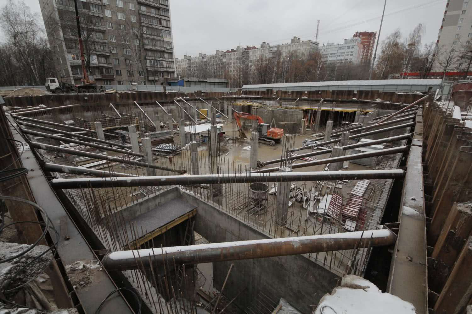 Устройство шпунтового ограждения из шпунта Ларсена методом вибропогружения на объекте строительства административного здания в г. Омске, ул. Байкальская, 42.